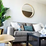 Par Apartment New And Bright